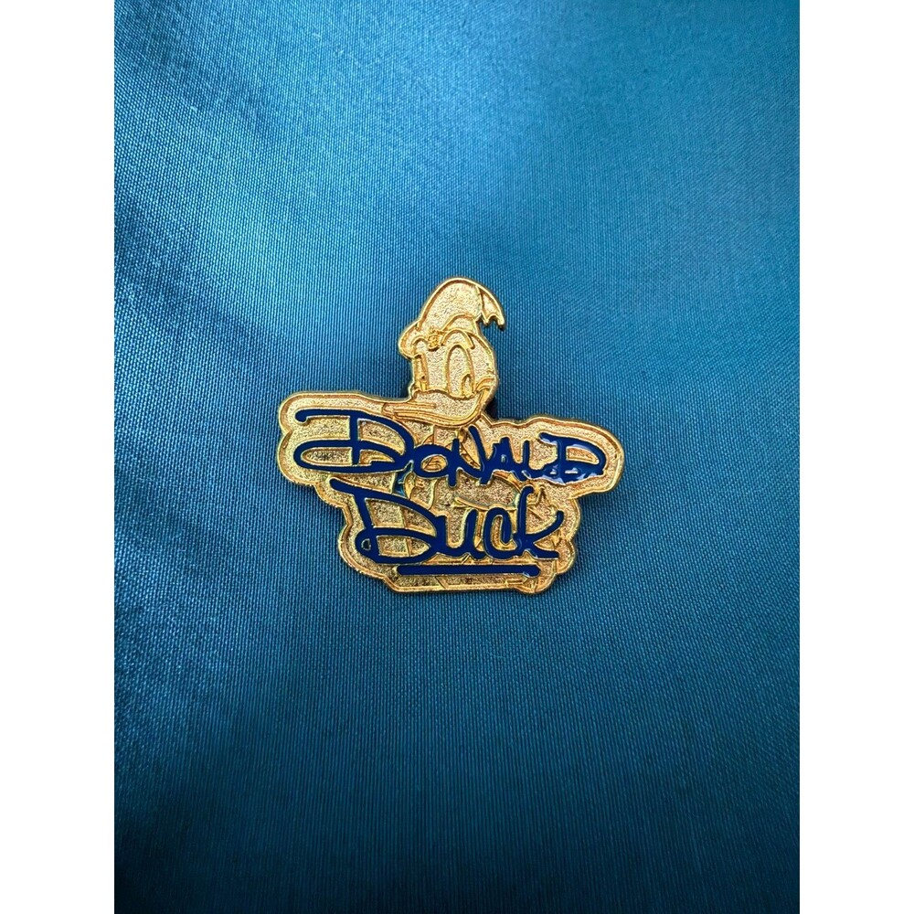 2004 Disney Cast Lanyard Series II "Character Signatures" Donald Duck pin.